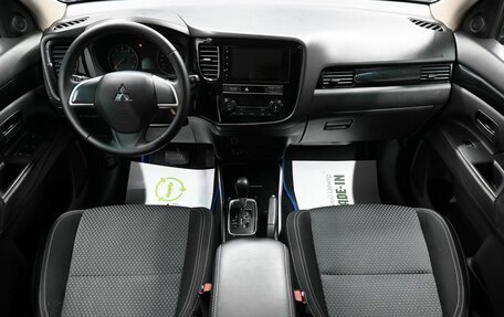 Mitsubishi Outlander III рестайлинг 3, 2019 год, 1 965 000 рублей, 10 фотография