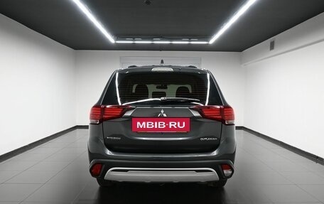 Mitsubishi Outlander III рестайлинг 3, 2019 год, 1 965 000 рублей, 4 фотография