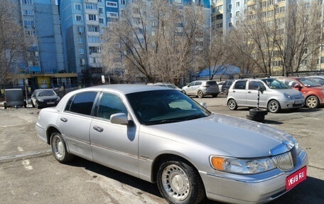 Lincoln Town Car III рестайлинг, 2000 год, 1 500 000 рублей, 1 фотография