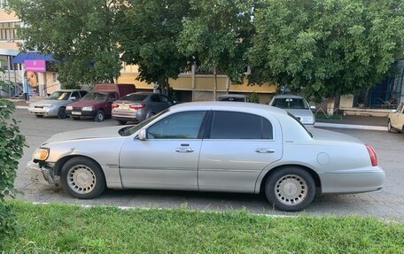 Lincoln Town Car III рестайлинг, 2000 год, 1 500 000 рублей, 2 фотография