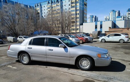 Lincoln Town Car III рестайлинг, 2000 год, 1 500 000 рублей, 4 фотография