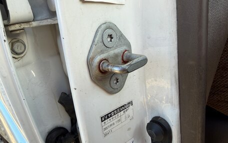 Toyota Land Cruiser Prado 90 рестайлинг, 2002 год, 1 650 000 рублей, 25 фотография