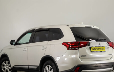 Mitsubishi Outlander III рестайлинг 3, 2017 год, 1 799 000 рублей, 7 фотография