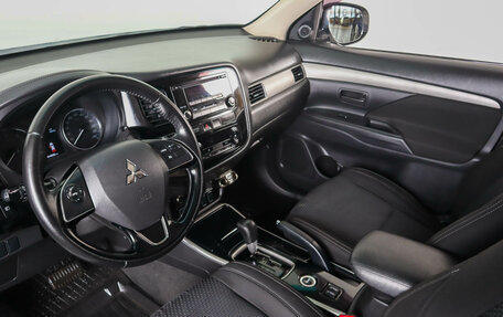 Mitsubishi Outlander III рестайлинг 3, 2017 год, 1 799 000 рублей, 9 фотография