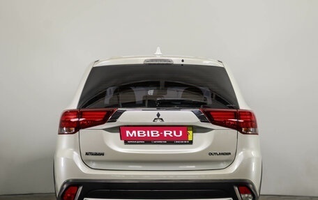 Mitsubishi Outlander III рестайлинг 3, 2017 год, 1 799 000 рублей, 6 фотография