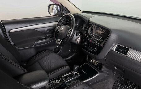 Mitsubishi Outlander III рестайлинг 3, 2017 год, 1 799 000 рублей, 12 фотография