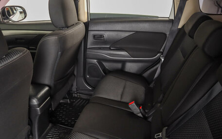 Mitsubishi Outlander III рестайлинг 3, 2017 год, 1 799 000 рублей, 10 фотография