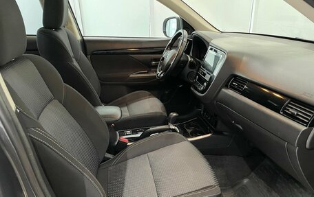 Mitsubishi Outlander III рестайлинг 3, 2020 год, 2 260 000 рублей, 14 фотография