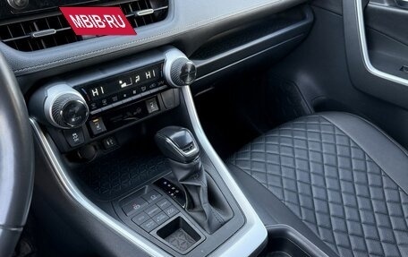 Toyota RAV4, 2019 год, 3 350 000 рублей, 13 фотография