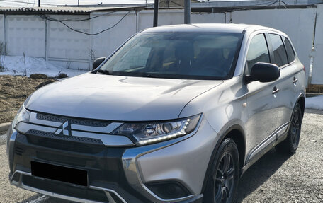 Mitsubishi Outlander III рестайлинг 3, 2020 год, 1 850 000 рублей, 1 фотография