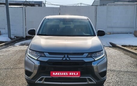 Mitsubishi Outlander III рестайлинг 3, 2020 год, 1 850 000 рублей, 2 фотография