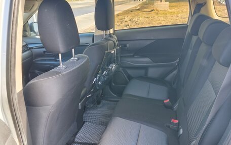 Mitsubishi Outlander III рестайлинг 3, 2020 год, 1 850 000 рублей, 11 фотография