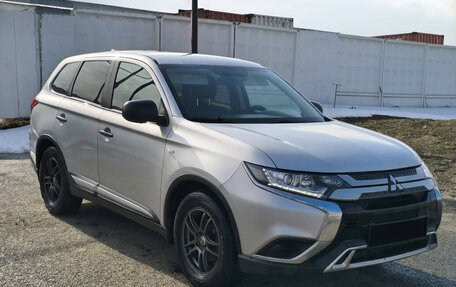 Mitsubishi Outlander III рестайлинг 3, 2020 год, 1 850 000 рублей, 3 фотография