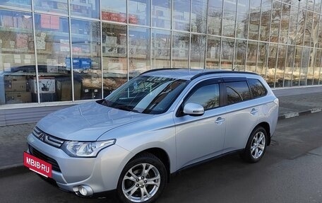 Mitsubishi Outlander III рестайлинг 3, 2014 год, 1 500 000 рублей, 2 фотография