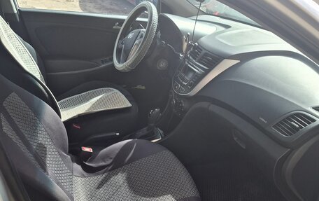 Hyundai Solaris II рестайлинг, 2015 год, 950 000 рублей, 5 фотография