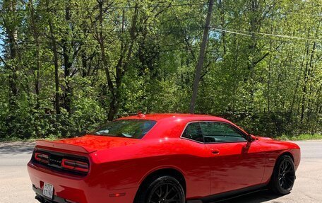 Dodge Challenger III рестайлинг 2, 2017 год, 4 200 000 рублей, 2 фотография