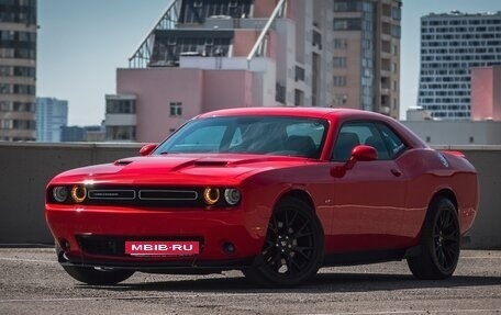 Dodge Challenger III рестайлинг 2, 2017 год, 4 200 000 рублей, 6 фотография