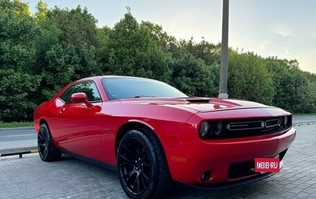 Dodge Challenger III рестайлинг 2, 2017 год, 4 200 000 рублей, 3 фотография