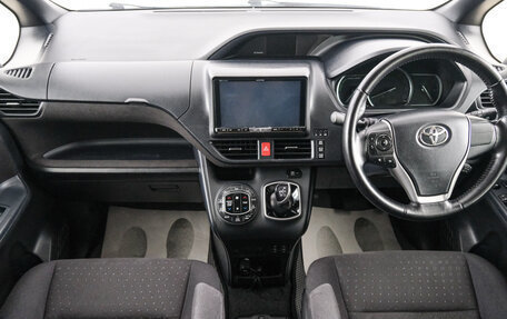 Toyota Voxy III, 2014 год, 2 049 000 рублей, 11 фотография