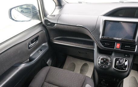 Toyota Voxy III, 2014 год, 2 049 000 рублей, 12 фотография