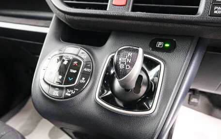 Toyota Voxy III, 2014 год, 2 049 000 рублей, 17 фотография