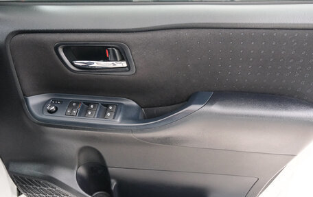 Toyota Voxy III, 2014 год, 2 049 000 рублей, 21 фотография