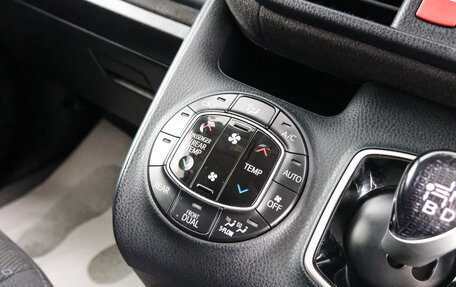 Toyota Voxy III, 2014 год, 2 049 000 рублей, 18 фотография