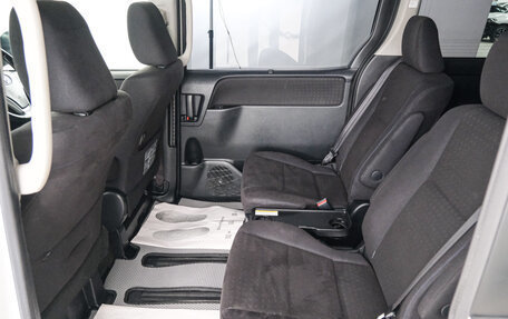 Toyota Voxy III, 2014 год, 2 049 000 рублей, 23 фотография