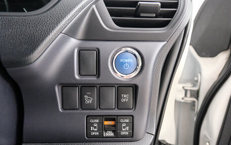 Toyota Voxy III, 2014 год, 2 049 000 рублей, 20 фотография