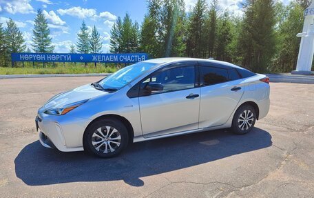 Toyota Prius IV XW50, 2019 год, 1 750 000 рублей, 2 фотография