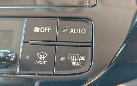 Toyota Prius IV XW50, 2019 год, 1 750 000 рублей, 14 фотография