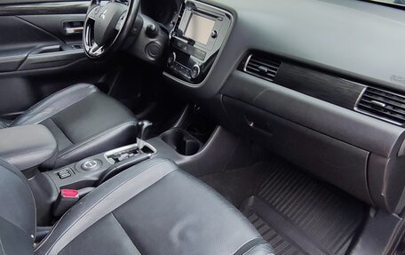 Mitsubishi Outlander III рестайлинг 3, 2016 год, 2 000 000 рублей, 12 фотография