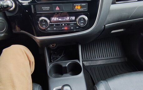 Mitsubishi Outlander III рестайлинг 3, 2016 год, 2 000 000 рублей, 18 фотография