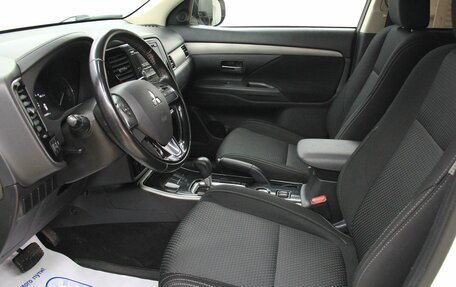 Mitsubishi Outlander III рестайлинг 3, 2017 год, 1 996 300 рублей, 12 фотография