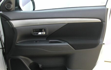 Mitsubishi Outlander III рестайлинг 3, 2017 год, 1 996 300 рублей, 28 фотография