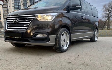 Hyundai Grand Starex Grand Starex I рестайлинг 2, 2018 год, 4 000 000 рублей, 1 фотография
