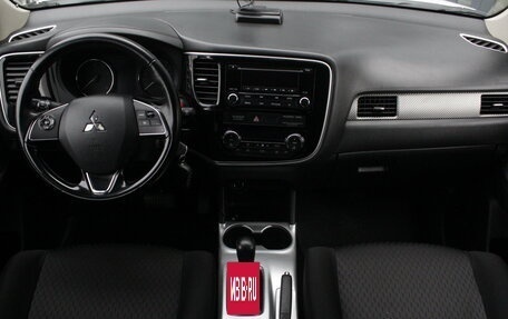 Mitsubishi Outlander III рестайлинг 3, 2015 год, 1 795 000 рублей, 7 фотография