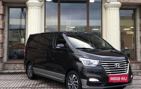 Hyundai Grand Starex Grand Starex I рестайлинг 2, 2018 год, 4 000 000 рублей, 2 фотография