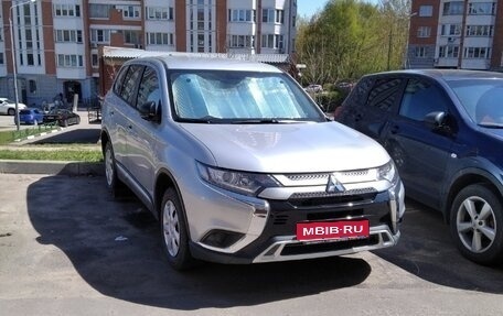 Mitsubishi Outlander III рестайлинг 3, 2019 год, 2 550 000 рублей, 1 фотография