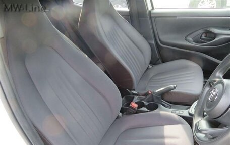 Toyota Yaris, 2021 год, 870 000 рублей, 14 фотография