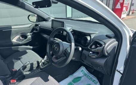 Toyota Yaris, 2023 год, 1 263 000 рублей, 19 фотография