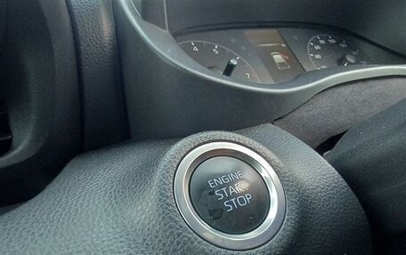 Toyota Yaris, 2022 год, 870 000 рублей, 23 фотография