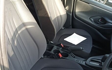 Toyota Yaris, 2021 год, 950 000 рублей, 16 фотография