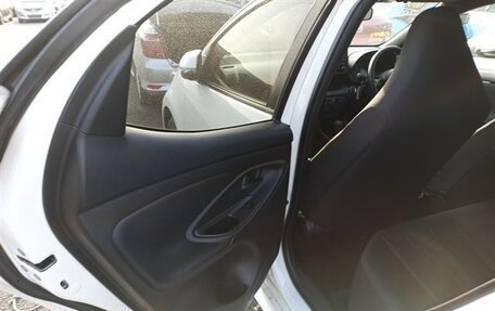 Toyota Yaris, 2021 год, 950 000 рублей, 18 фотография