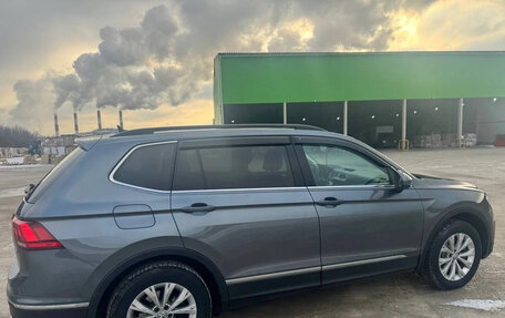 Volkswagen Tiguan II, 2019 год, 2 100 000 рублей, 4 фотография