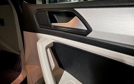 Volkswagen Tiguan II, 2017 год, 2 500 000 рублей, 13 фотография