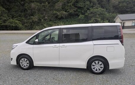 Toyota Noah III, 2021 год, 1 974 000 рублей, 11 фотография