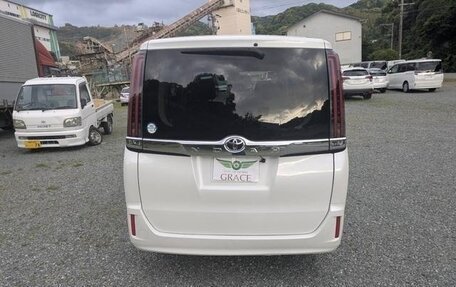 Toyota Noah III, 2021 год, 1 974 000 рублей, 8 фотография