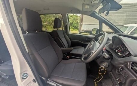 Toyota Noah III, 2021 год, 1 974 000 рублей, 21 фотография