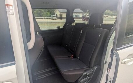 Toyota Noah III, 2021 год, 1 974 000 рублей, 26 фотография